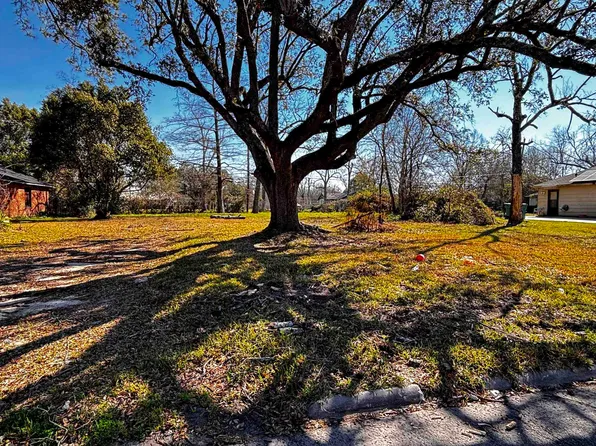 2355 Butler Dr, Orange, TX 77630