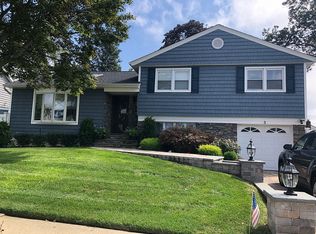 3 Dolores Pl, Plainview, NY 11803