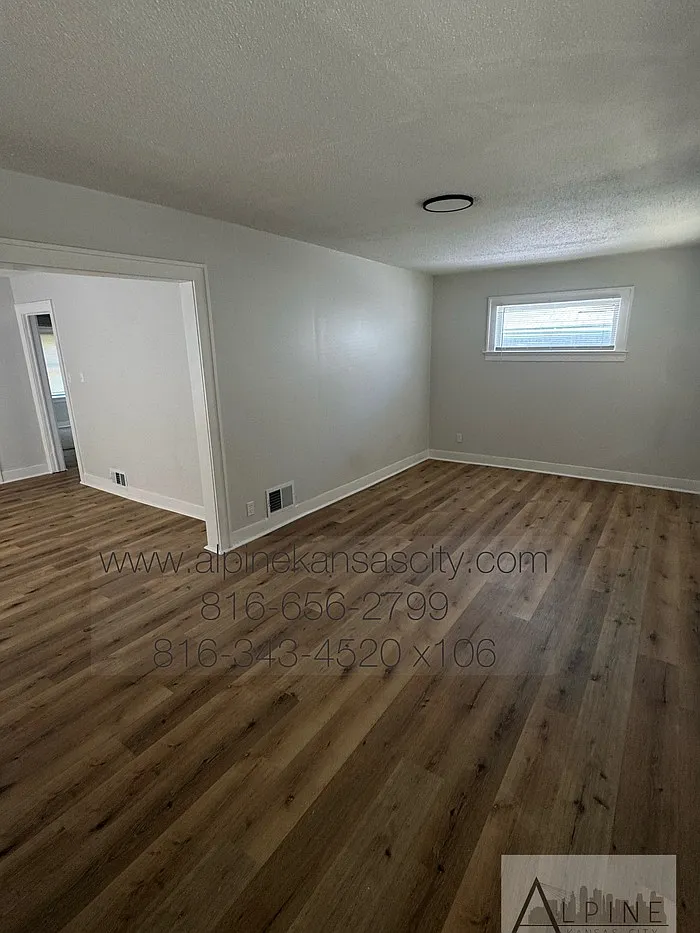 2 bed, 1.0 bath, 1004 sqft, $1,050 — Photo 3