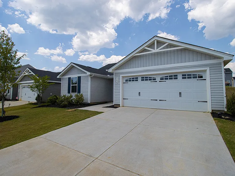 342 Saskatoon Dr — Photo 2