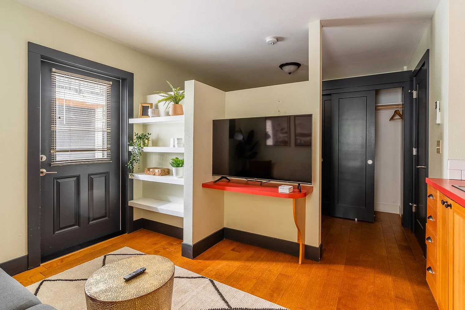 1 bed, 1.0 bath, 279 sqft, $2,000 — Photo 3