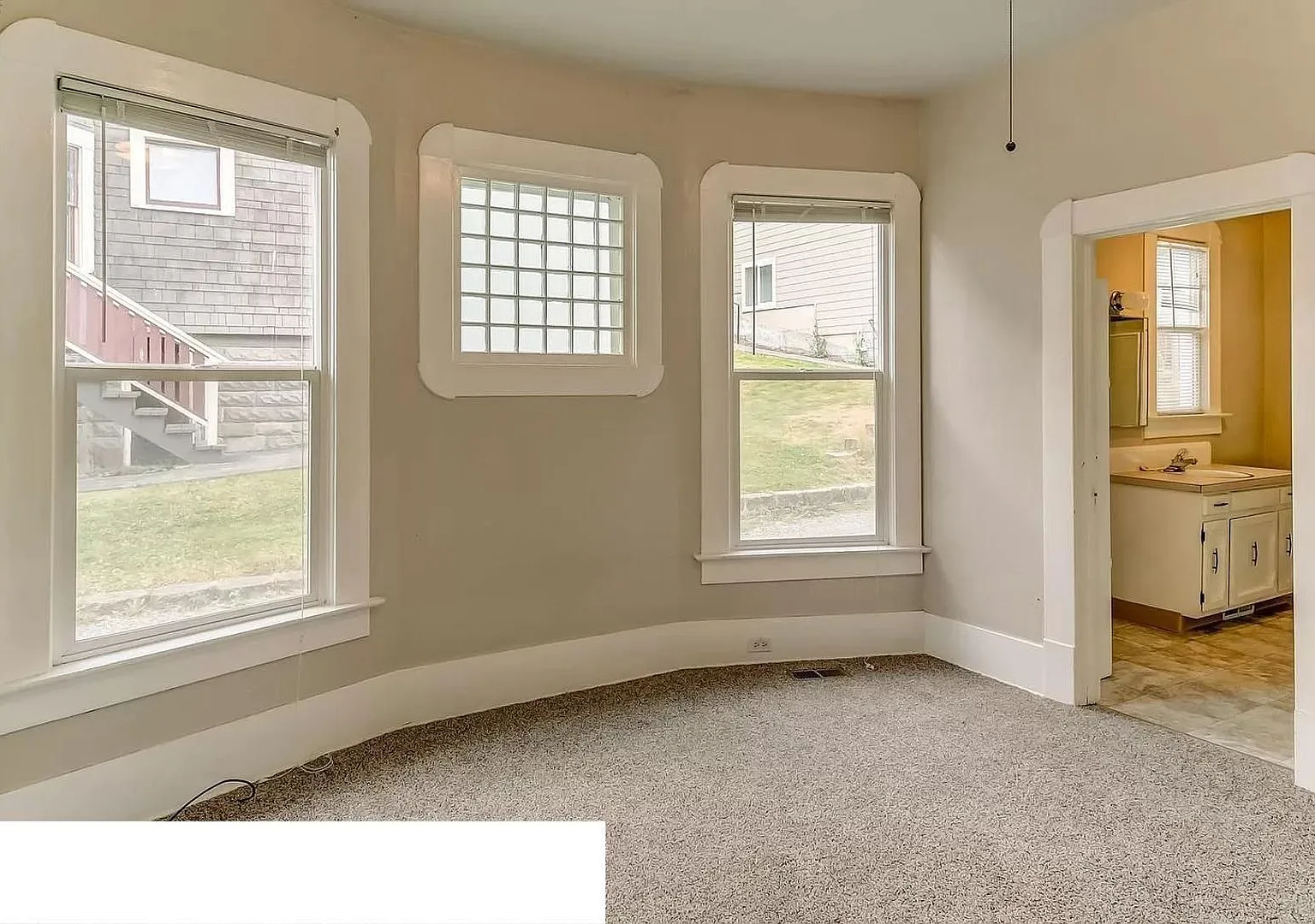 1 Block to WWU- Large Bedrooms- Large 6 Bedroom House Available in August!! — Photo 3