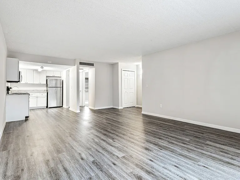 Greenwich Commons Apartment Homes — Photo 8