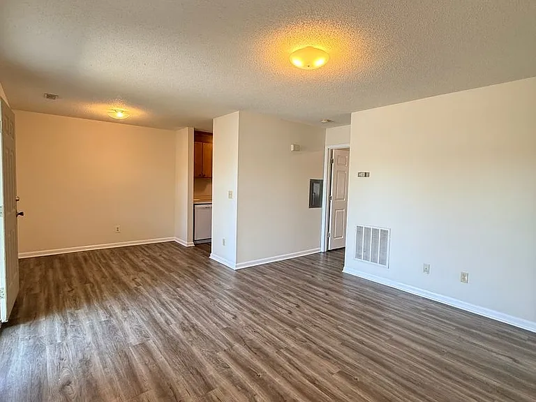 Ivy Court Apartments — Photo 15