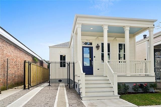 1st image of 704 Josephine St