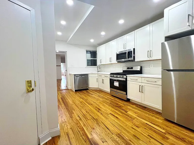 256 12th St #2R — Photo 3