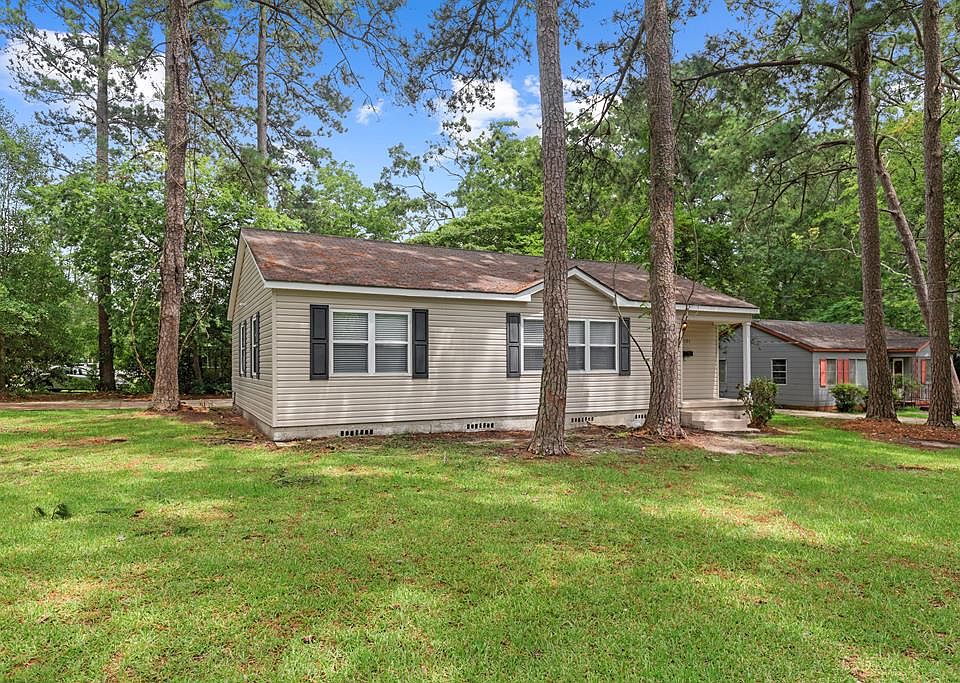 1st image of 1101 Woodland Dr