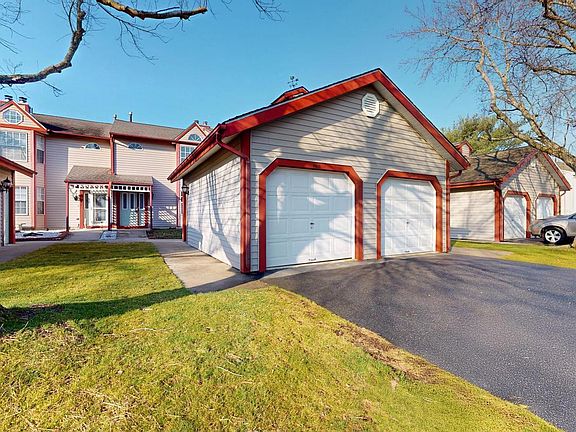 2nd image of 668 Lakefront Cir