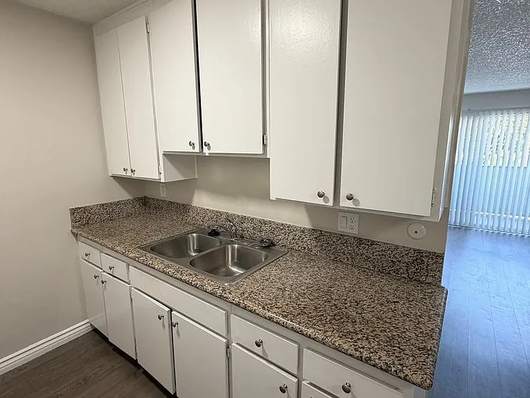 Cordova Apartments — Photo 7