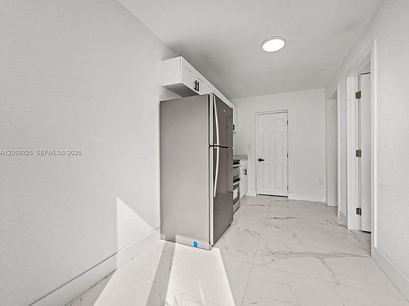 5th image of 921 NW 22nd Ct #2