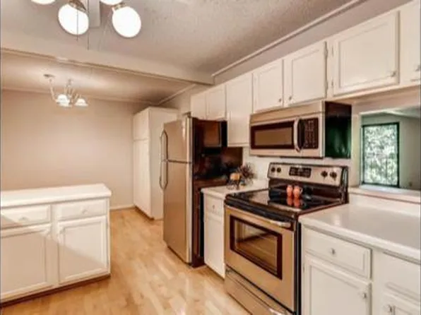 10521 Cedar Lake Rd APT 514, Minnetonka, MN 55305