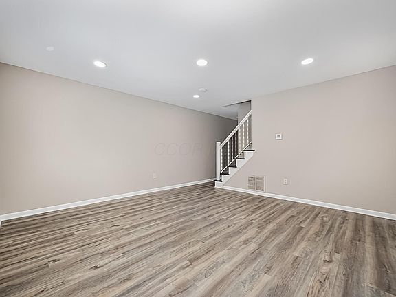 3rd image of 3287 Reis Ave
