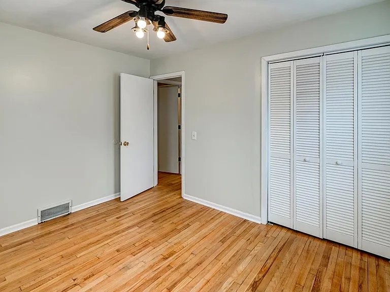 10 Bradford Ln — Photo 36