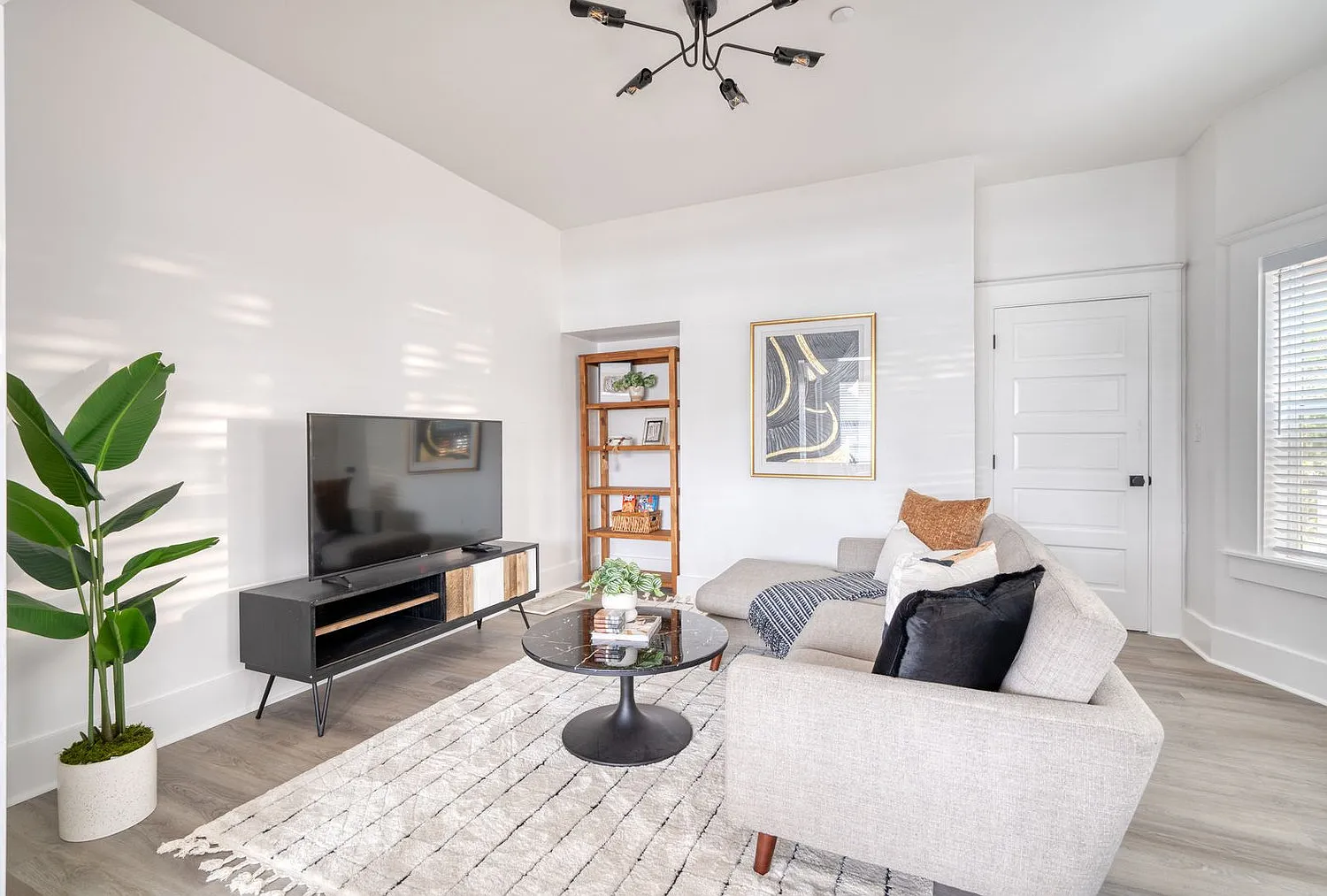 2 bed, 1.0 bath, 1453 sqft, $3,470 — Photo 2