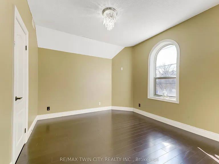 561 Queen St S #UPPER — Photo 17