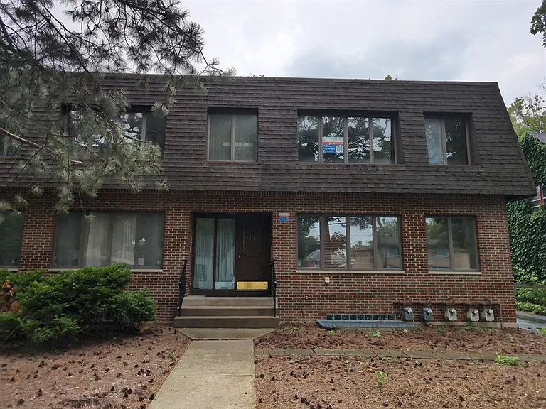 242 W Slade St — Photo 29