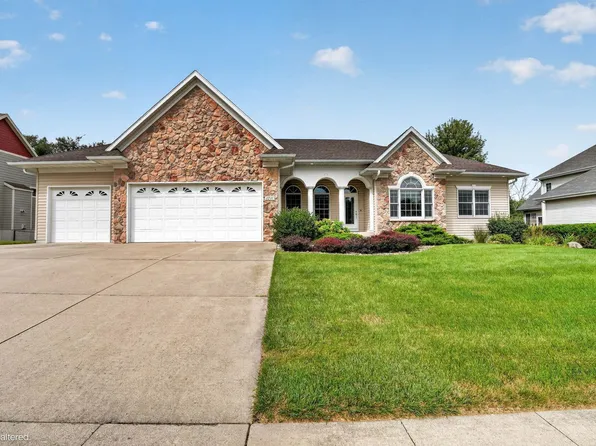 1216 Lake Ridge Dr, Cedar Falls, IA 50613