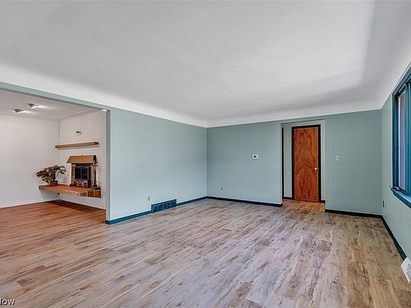 3rd image of 3827 Valleyview Dr