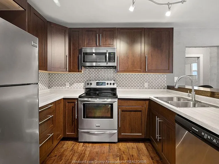541 Moy Ave — Photo 10
