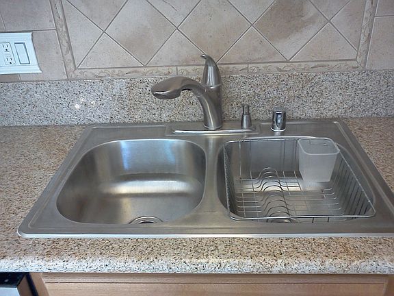 Retracted kitchen faucet