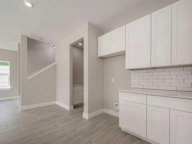 8128 Chateau St — Photo 11