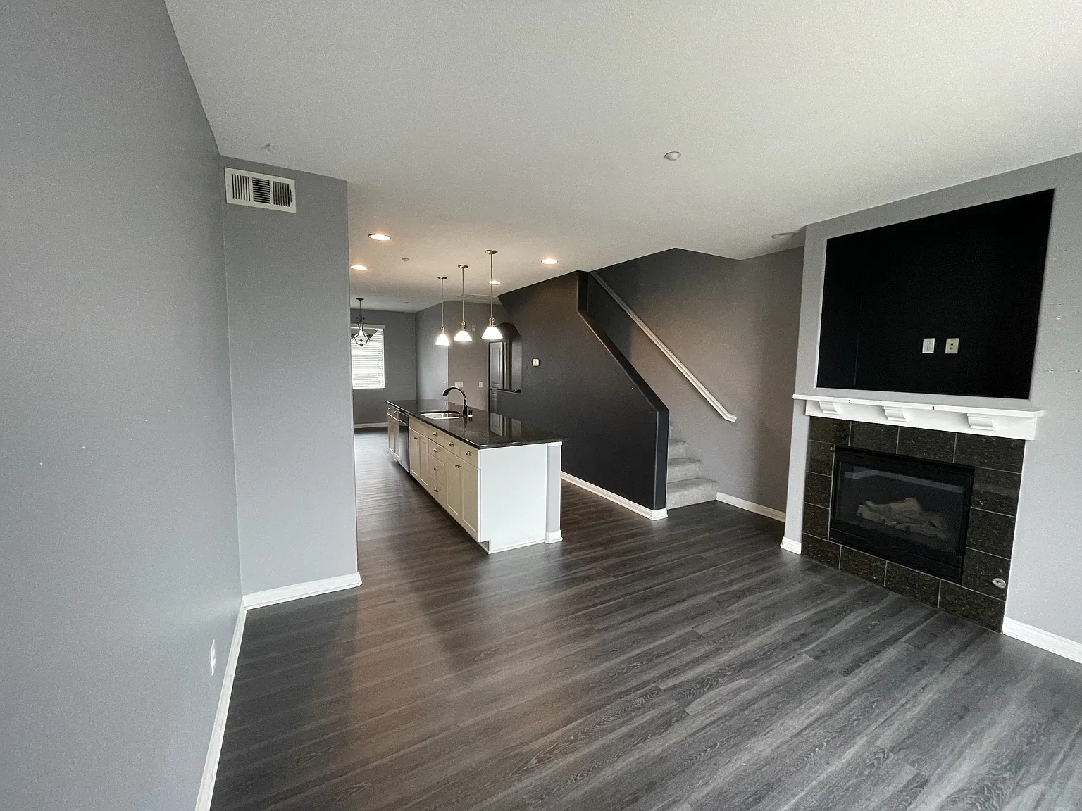 3 bed, 3.5 bath, 1427 sqft, $4,000 — Photo 3