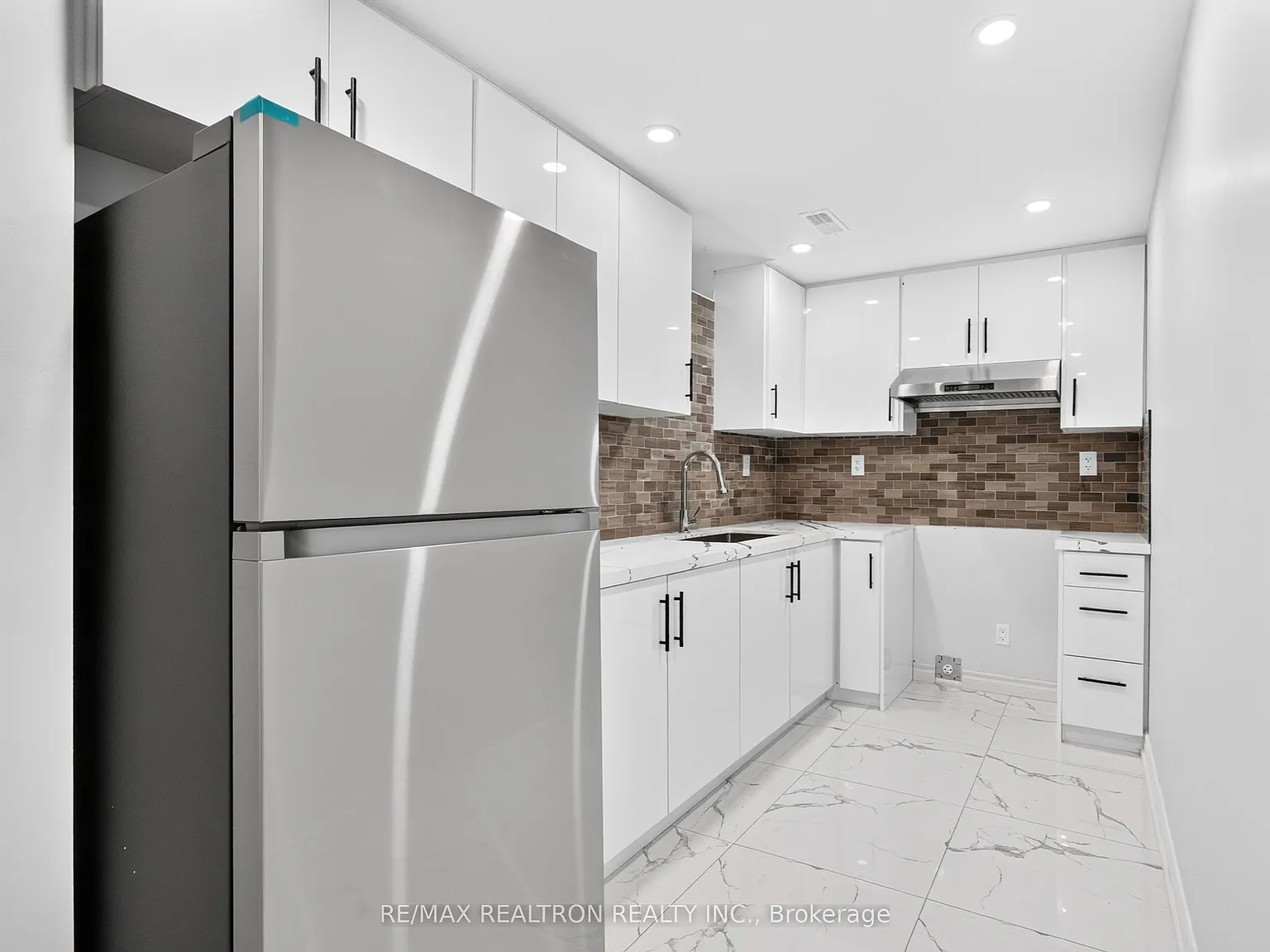 32 Whitlock Cres — Photo 2
