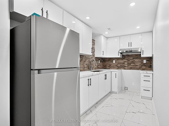 2nd image of 32 Whitlock Cres #Basement