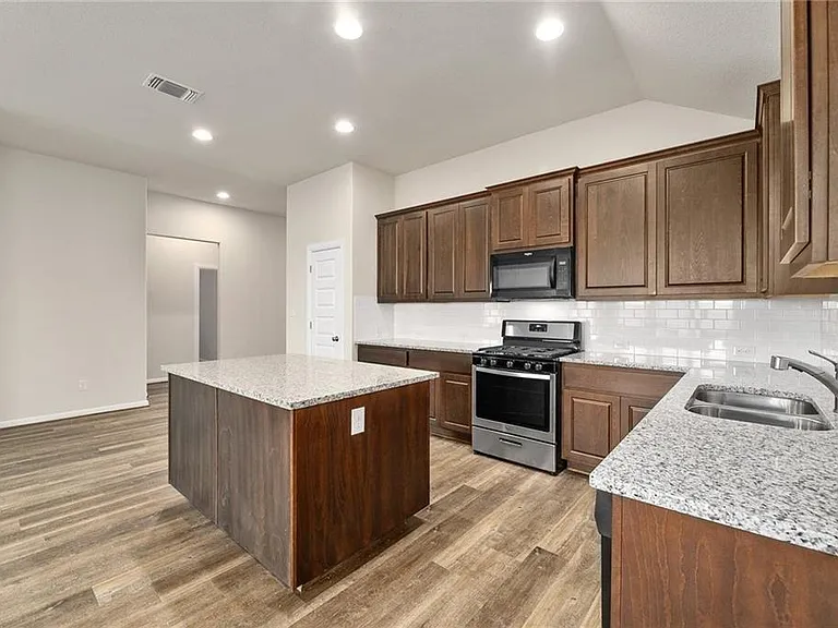 113 Thurston Dr — Photo 13