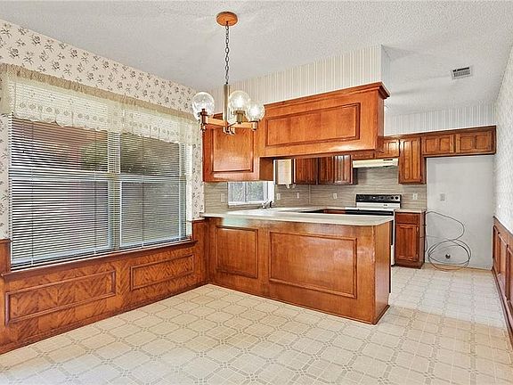 5th image of 724 NW Douglas St