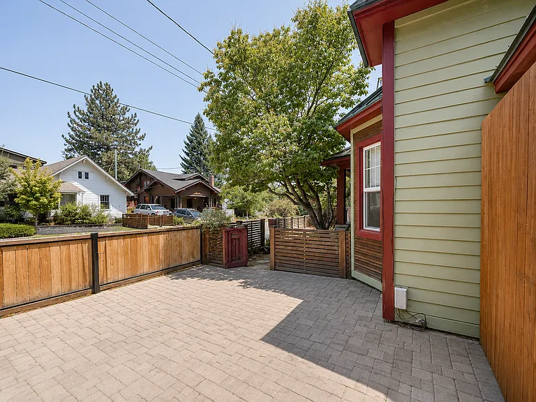 146 NW Jefferson Pl — Photo 42