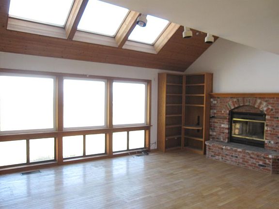 4th image of 21360 Crestwind Dr