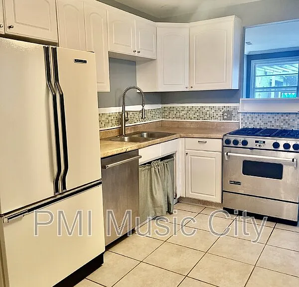1208B Kirkwood Ave — Photo 2