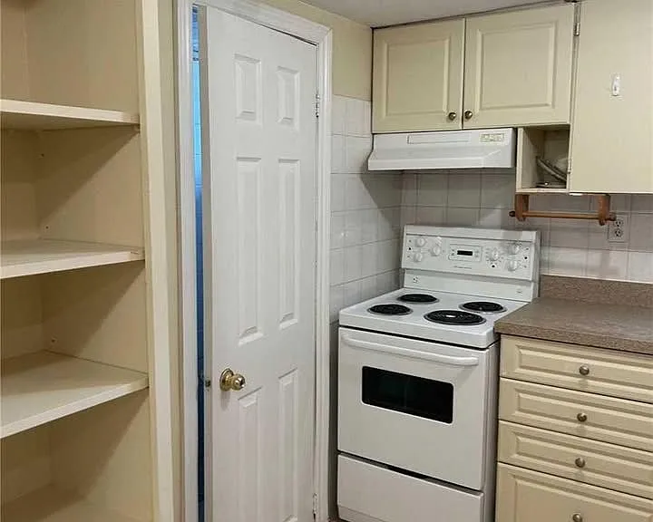 1745 Bathurst St #B — Photo 2