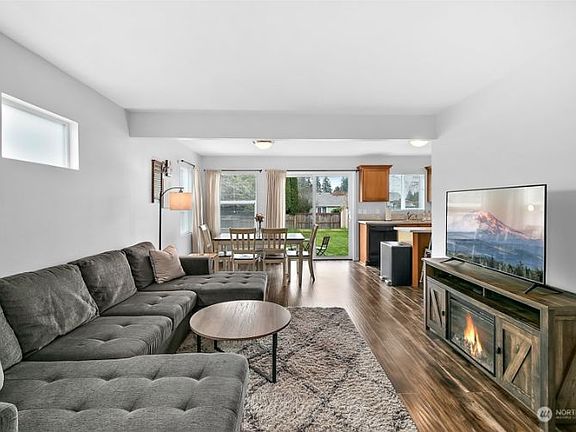 5th image of 3533 Surrey Dr NE