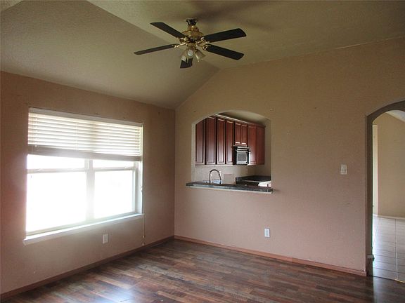 4th image of 1100 Manhassett Ct