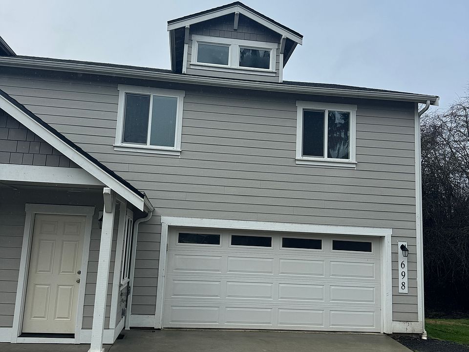 1st image of 698 Hansen St SE