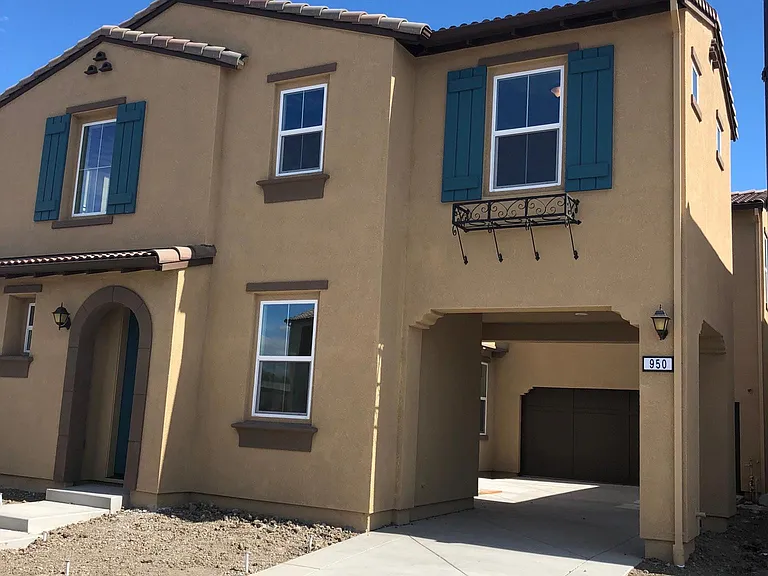 950 S Sophia St — Photo 1