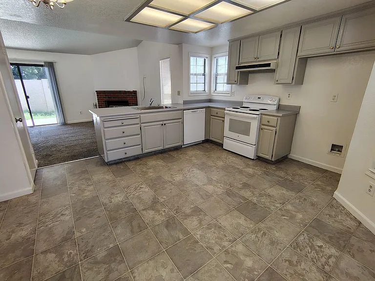 932 Inez Dr — Photo 6