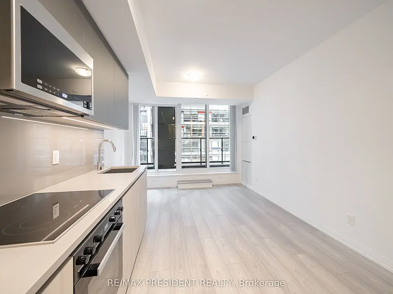400 King St W #511 — Photo 9