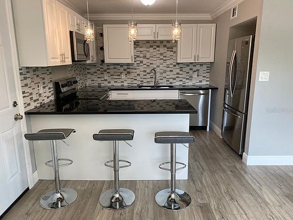 3rd image of 1018 Amaros Ave