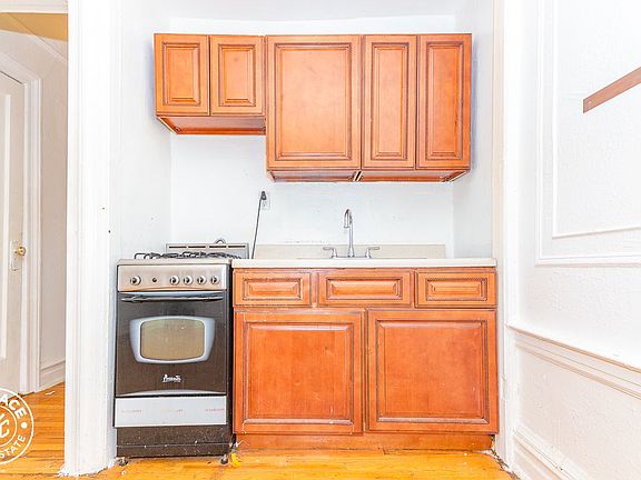 2nd image of 377 Montgomery St #B155