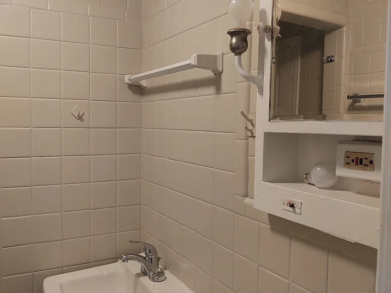 633 4th St #102 — Photo 11