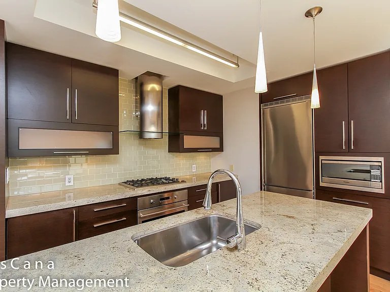 327 Breezehill Ave S #702 — Photo 10