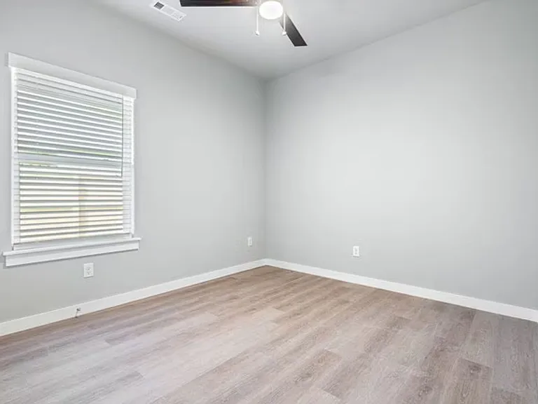275 N Hunter St — Photo 8