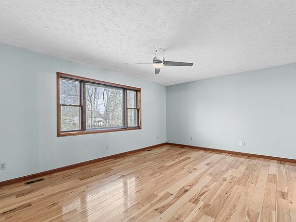 3rd image of 12 James Dr