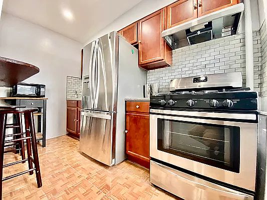 3rd image of 405 Putnam Ave APT 3