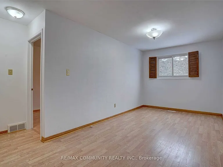 435 Maplewood Dr — Photo 2
