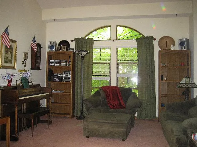 800 Buchanan Ln — Photo 3