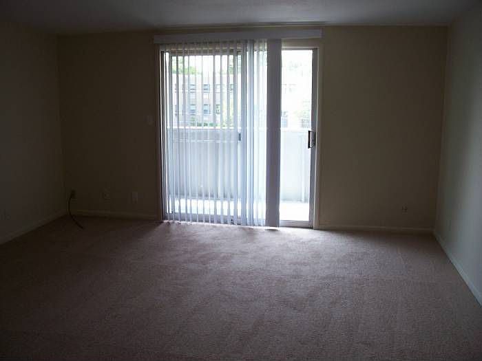 Living room w/balcony